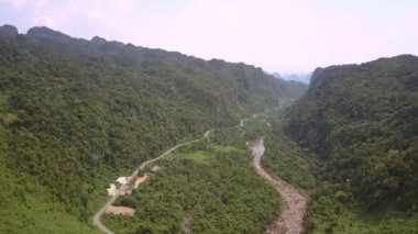 şaşırtıcı yeşil vadi boyunca dar dağ brooklet rüzgarlar