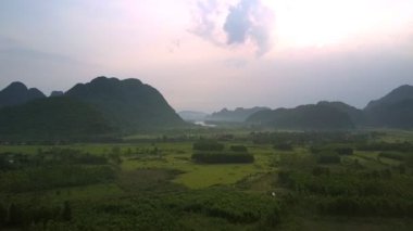 fıstık tarlaları ve yoğun ormanlar arasında sakin dolambaçlı nehir