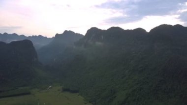 gri sis ve derin vadiler arasında yüksek dağ sıraları