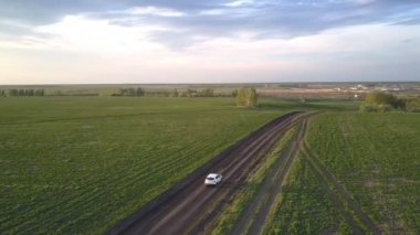 araba küçük köye doğru yol boyunca hızlı hareket eder