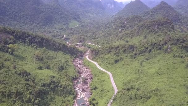 Incrível selva verde profunda cobre altas colinas vista aérea — Vídeo de Stock