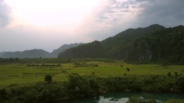日出时对山上的令人叹为观止的分段花生田 — 图库视频影像