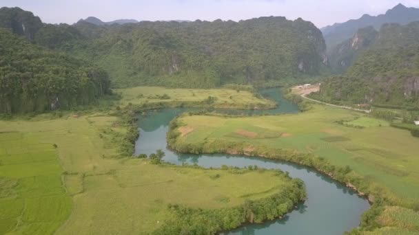 Maravilloso río azul tranquilo rodeado de campos verdes — Vídeos de Stock