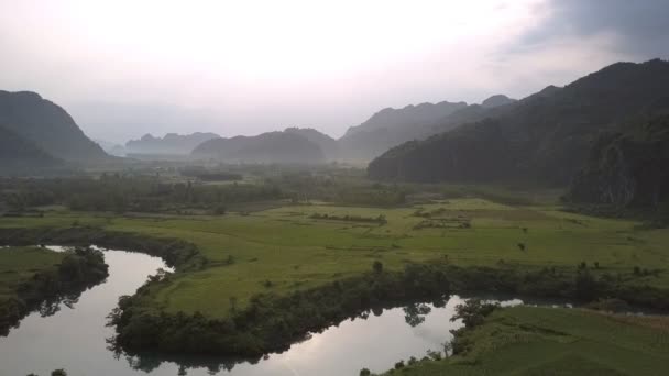 Geweldige meanderende rivier omgeven door groene velden — Stockvideo