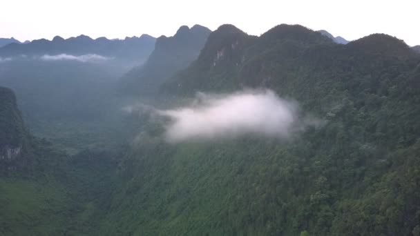 Oblaka visí mezi vysokými horami nad kaňonem — Stock video