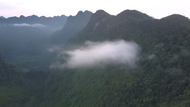 Vzdušný pohyb do načechraných mraků zavěšených na vysokém horském řetězu — Stock video