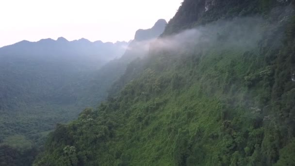 Gri gökyüzü altında yüksek saf dağ sıraları arasında sisli pus — Stok video