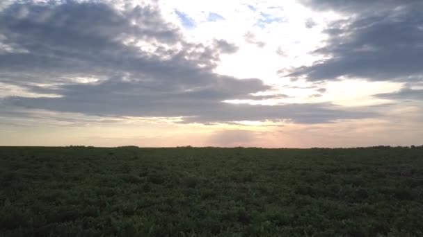 ciel nuageux marine sombre au-dessus des champs illimités après le coucher du soleil 