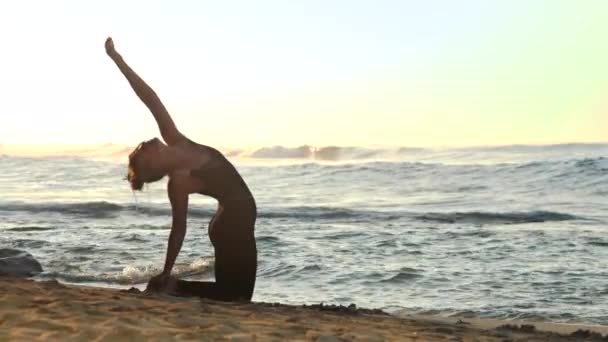 Brünette im schwarzen Trainingsanzug praktiziert morgens Yoga — Stockvideo