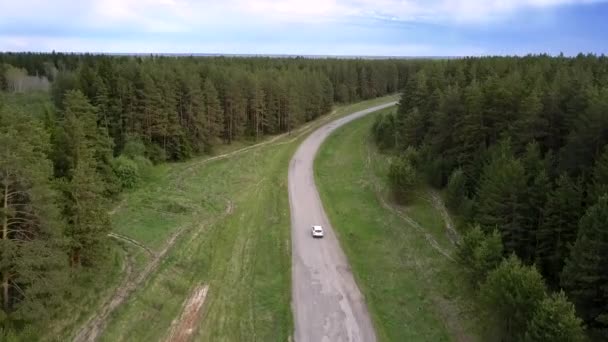 automobile blanche moderne conduit le long de la route sinueuse vue supérieure 