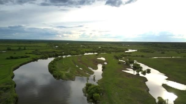 Passionnant bleu segmenté rivière reflète nuages denses — Video