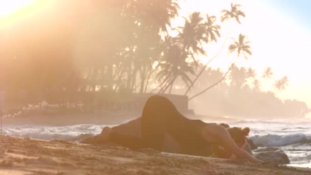 Tremenda signora cambia posizione yoga sulla spiaggia di sabbia — Video Stock