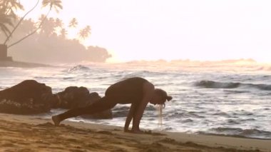 sabah güneş uygulamaları yoga tarafından yaktı genç kadın siluet