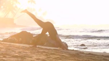 Yoga kadın siluet meditasyon kumlu plajda poz