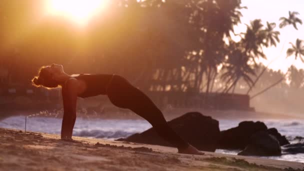 Потрясающая женщина в черном спортивном костюме поднимает тело утром — стоковое видео