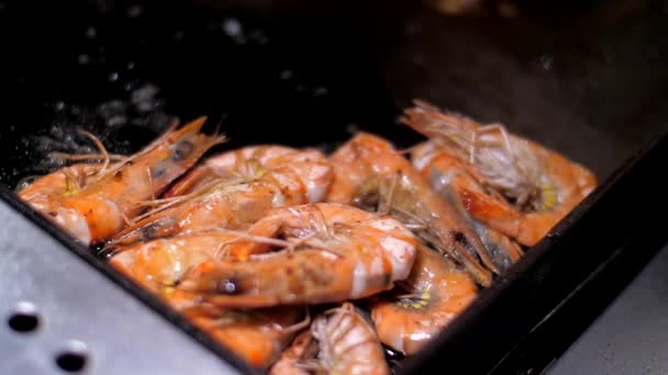 Королівські креветки зі смачним солодким соусом лежать у великій сковороді — стокове відео