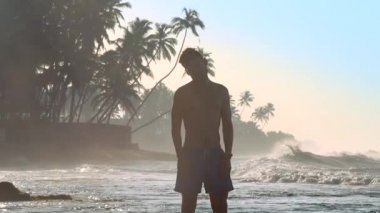 kaslı atlet silueti yuvarlak baş germe boyun hareket eder