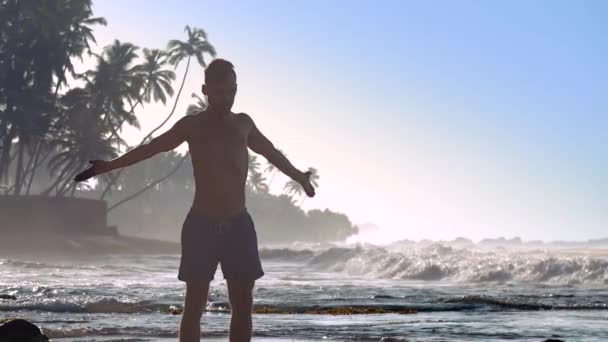 Atleta muscular se da la mano haciendo ejercicio en verano — Vídeo de stock