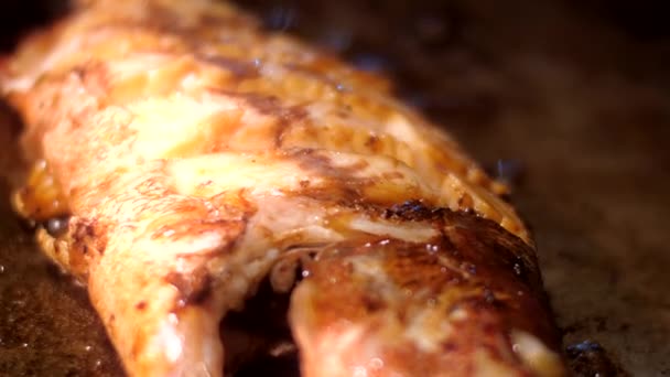 鲤鱼切成碎片躺在橄榄油和酱汁的棕色锅 — 图库视频影像