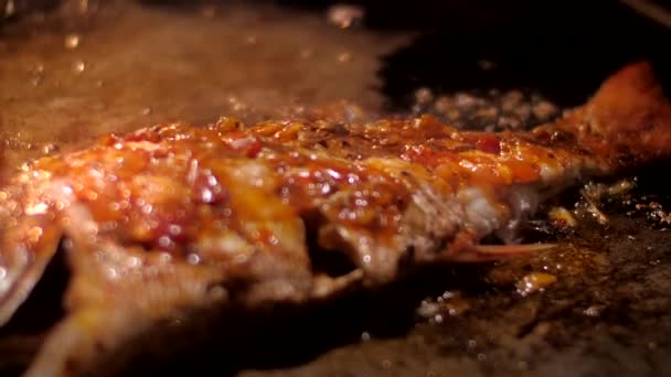 Sea fish with golden crust sweet and spicy tropical sauce — Stock Video