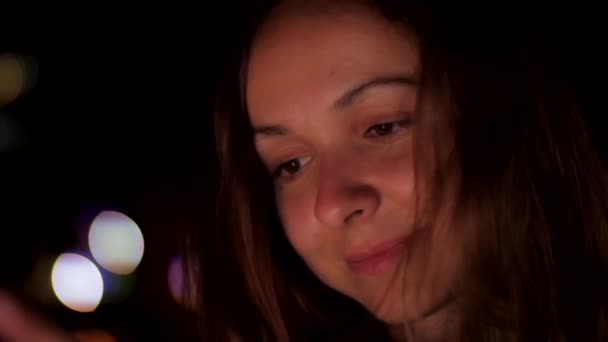 Fiatal hölgy sötét barna vékony haj hullámok szeles sötét éjszaka — Stock videók