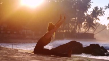heyecan verici kız uygulamaları yoga egzersizleri sabah germe