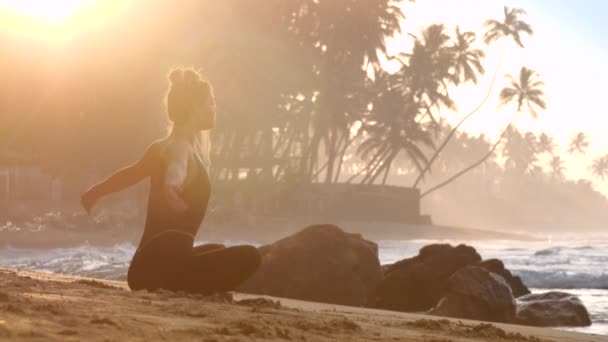 Girl Silhouette väcker händer och sätter på gul sand — Stockvideo