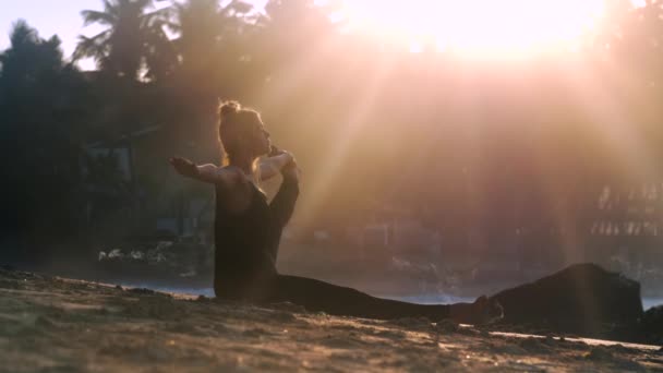 Schöne Dame meditiert beim Yoga am Sandstrand bei Sonnenaufgang — Stockvideo