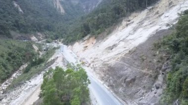 yol heyelan ile derin vadinin güzel korkunç görünümü