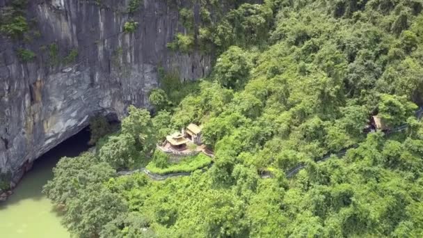 Temple sur la colline à grande grotte et la rivière boueuse vue supérieure — Video