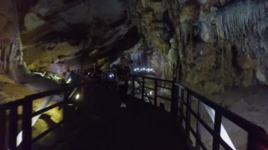 turistler köprüden mağara salonunda sarkıt datma zevk