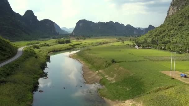 Luchtbeweging boven smalle rivier kruisen verse velden — Stockvideo