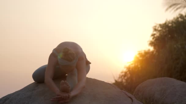 Женщина поднимает голову в Janusirsasana asana замедленной съемки — стоковое видео