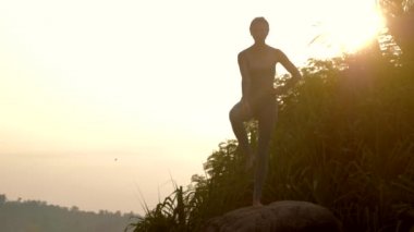 kadın utthita hastapadangusth asana yavaş hareket içine alır