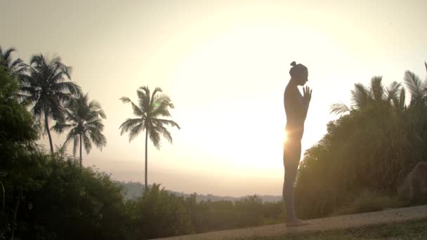 Practitioner står i Namaste mudra på spåret slow motion — Stockvideo