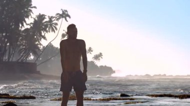 sporcu okyanus dalgaları aşırı yavaş karşı meditasyon