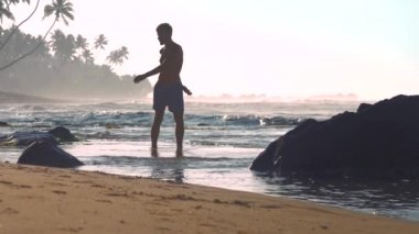 sığ suda duran atlet siluet egzersizleri