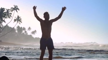 kas atlet siluet egzersiz yaparken elleri hareket eder