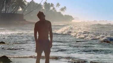 güçlü adam plaj yavaş hareket baş ve boyun uzanır