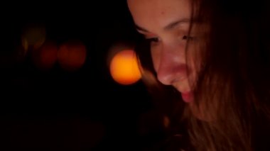 oldukça net yüzü olan kız dışında oturur ve aşağı bakar