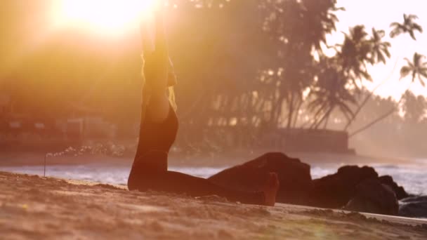 Pieds nus dame médite dans yoga asana sur la plage de sable — Video