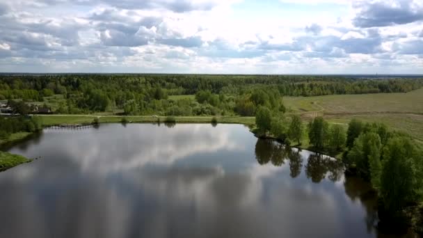 Река отражает белые облака и зеленые деревья силуэты — стоковое видео