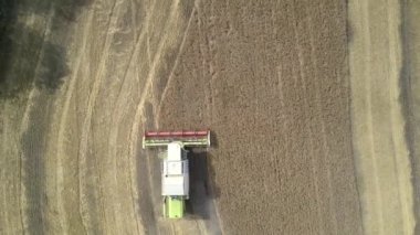 dikey görünüm flycam hasat makinesi toplama buğday izler