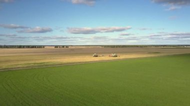 hasat kamyon ve araba için yeşil alan üzerinde üst hareket