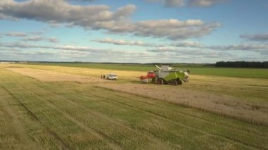 flycam hasat minivan ve alanında insanlar kaldırır