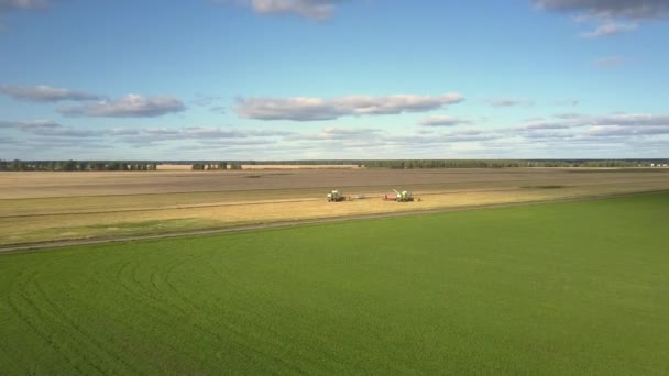 Movimento superior sobre o campo verde para colheitadeiras caminhão e carro — Vídeo de Stock