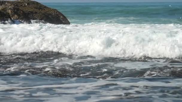 美丽的海浪泡沫附近的棕色岩石慢动作 — 图库视频影像