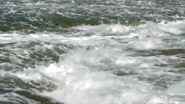 Ekscytujące fale oceaniczne z białą pianką roll na brązowych skał — Wideo stockowe
