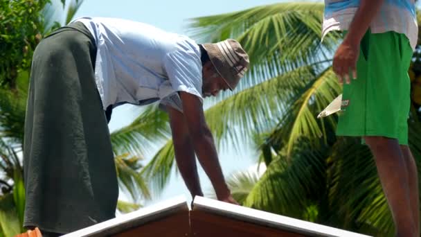 Professionele werknemers met spatels zetten tegel op het dak — Stockvideo