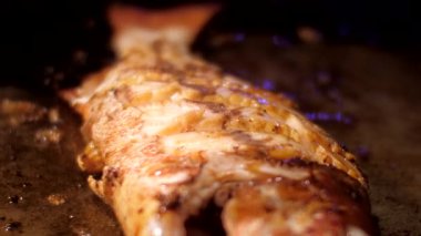 tavada altın gevrek kabuk kızartması ile lezzetli deniz balığı